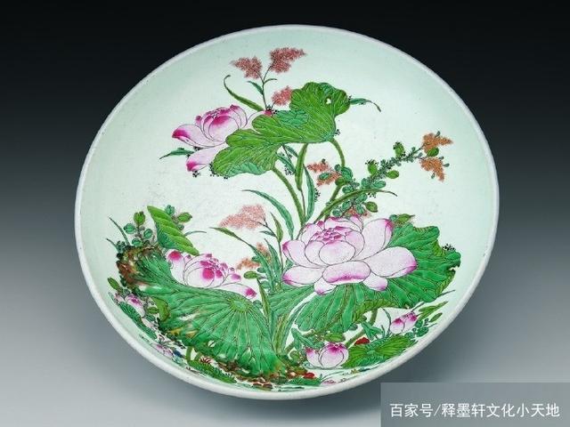 雍正粉彩荷花盘，高雅程度胜过乾隆精品，盘底暗刻两行楷书